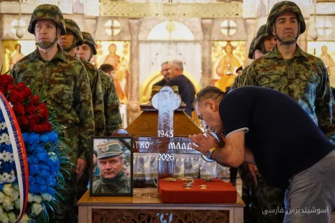 مردی که جنایتکار جنگی بود، قهرمان ملی شد؛ مراسم تدفین ملادیچ در صربستان
