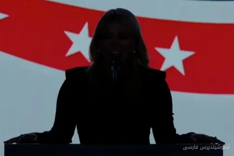 Karoline Leavitt، پشت تریبون اما در تاریکی کنوانسیون ترامپ