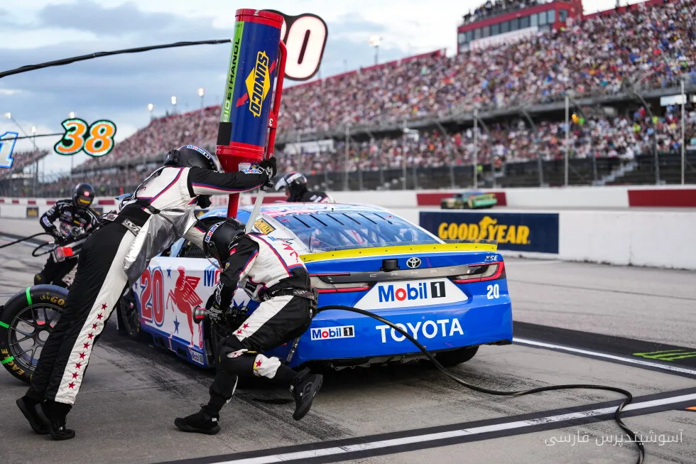 پیروزی شگفت‌انگیز بل بر لارسون در مسابقات NASCAR