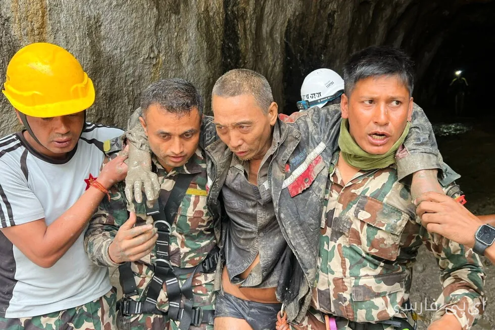نجات مرد چینی از سیلاب نپال؛ خانواده‌ای در انتظار نفس راحت کشیدند