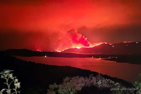 خروج السياح البريطانيين من جزيرة براش بعد حريق