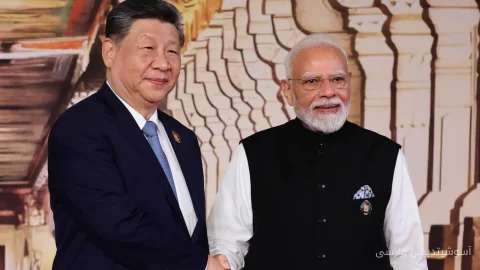 مودی و شی برای بازتنظیم روابط در حاشیه BRICS دیدار کردند