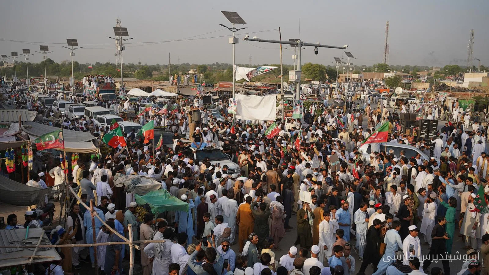 حامیان عمران خان در پاکستان به سمت اسلام‌آباد راهپیمایی کردند