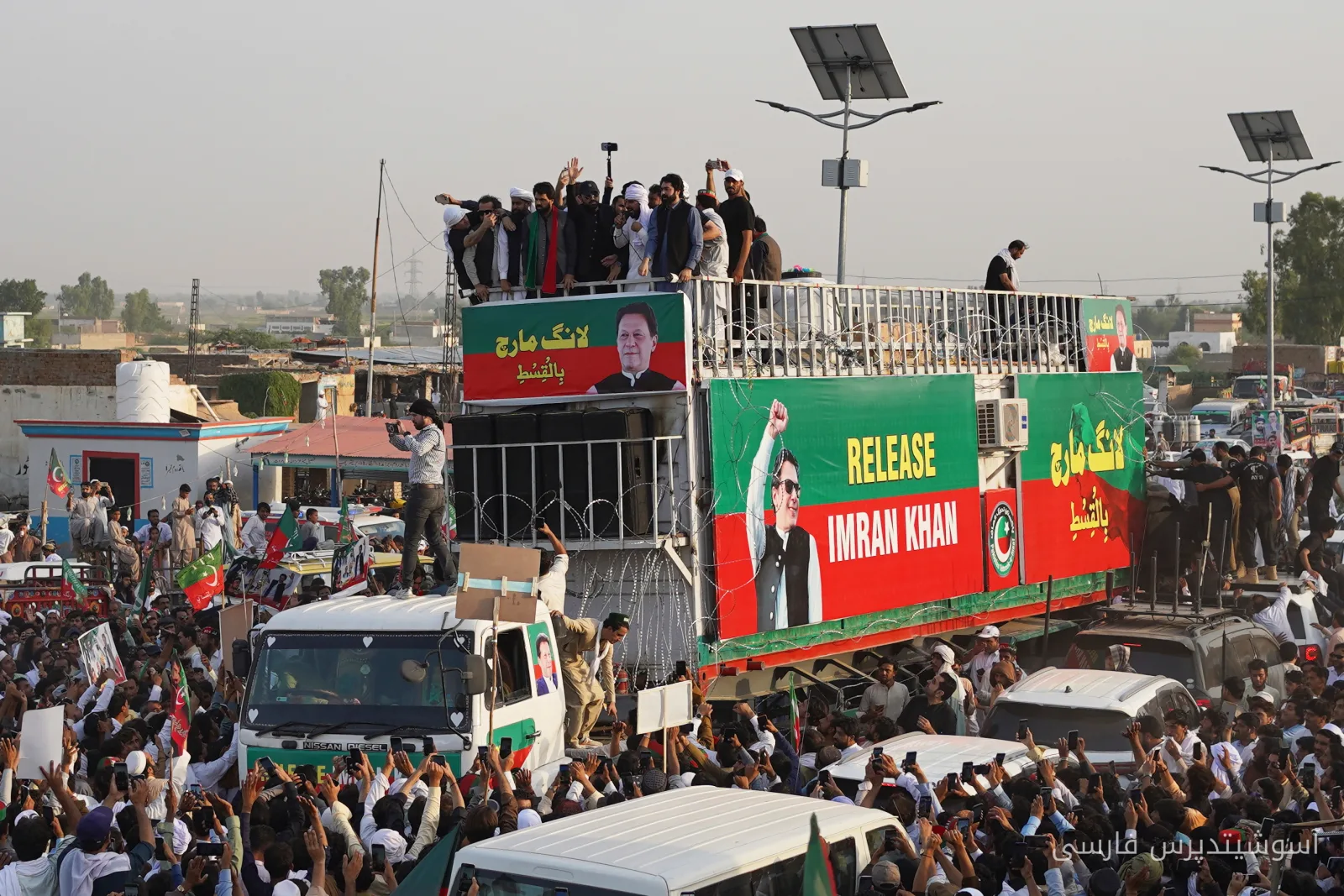 حامیان عمران خان در پاکستان به سوی اسلام‌آباد حرکت کردند